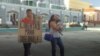 José Daniel Ferrer Cantillo y Nelva Izmaray Ortega, con su bebé en brazos, exigen la liberación de José Daniel Ferrer.