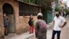 Un estudiante de medicina pide a los vecinos de un barrio de La Habana que se vacunen contra el COVID-19. REUTERS/Alexandre Meneghini