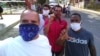 José Díaz Silva, al frente con pañuelo azul, junto a otros opositores de su movimiento.