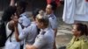 El uso de celulares ha permitido documentar numerosos actos represivos como este arresto de la líder de las Damas de Blanco, Berta Soler. (Angel Moya/Twitter)