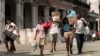 Una familia cubana residente en la Habana vieja traslada sus pertenencias hacia lugares seguros