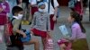 Niños usan máscaras en La Habana, Cuba, donde las autoridades no han decretado un cese de las actividades escolares antes el coronavirus.