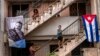 Personas esperan ser vacunadas contra el COVID-19 con la vacuna cubana Abdala, en un consultorio médico en La Habana. (AP/Ramón Espinosa)