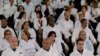 Un grupo de médicos extranjeros participa en un entrenamiento en la Universidad de Brasilia del programa Más Médicos.