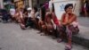 Un grupo de personas espera en una cola para comprar alimentos en una tienda de La Habana Vieja, en la capital cubana, el 3 de octubre de 2022. (REUTERS/Alexandre Meneghini)