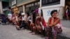 Un grupo de personas espera en una cola para comprar alimentos en una tienda de La Habana Vieja. (REUTERS/Alexandre Meneghini-Archivo)