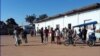 Viajeros esperan en la terminal de ómnibus de Güira de Melena.