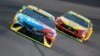 Dos pilotos practican en Avondale, Arizona, durante la competencia Bluegreen Vacations 500 en la pista ISM Raceway, en noviembre del 2019. (FotoMark J. Rebilas-USA TODAY Sports)