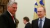 El presidente de Rusia, Vladimir Putin (d) durante su encuentro con el primer vicepresidente de Cuba, Miguel Díaz-Canel (i) en el Kremlin.