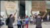 Luis Robles, manifestándose pacíficamente en Centro Habana poco antes de ser arrestado por la policía política cubana.