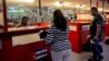 Un chequeo de inmigración en el Aeropuerto de La Habana. YAMIL LAGE / AFP