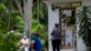 Personas esperan afuera de una oficina de la Western Union en La Habana.