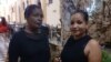Maira Moré y Disney Azahares Moré, madre y hermana respectivamente de Dixan Gaínza Moré, vestidas de negro para orar por los presos del 11J el 26 de diciembre de 2021.