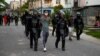 La policía antidisturbios recorre las calles luego de una manifestación contra el gobierno de Miguel Díaz-Canel en el municipio de Arroyo Naranjo, La Habana el 12 de julio de 2021.