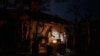 FOTO ARCHIVO. Una familia cocina en La Coloma, Pinar del Río durante un apagón. AP /Ramón Espinosa.