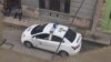 Una patrulla policial en los bajos del edificio donde vive la curadora Anamely Ramos, en La Habana. (Twitter/Movimiento San Isidro)