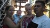 Gretchen Alfonso Torres junto a su esposo Jorge Cervantes y sus dos hijos.