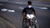 Una persona con discapacidad en La Habana una un nasobuco para protegerse del coronavirus.