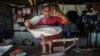 Un hombre despacha arroz en una bodega de San Luis en Santiago de Cuba.