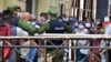 Cubanos se aglomeran en un mercado de La Habana, bajo la vigilancia de agentes de la policía, para comprar alimentos, el 12 de abril del 2020.