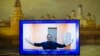 Aleksey Navalny en una pantalla de televisión cuando era enjuiciado en un tribunal de Moscú el 28 de enero de 2021. (AP Photo/Alexander Zemlianichenko).