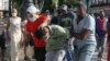 Policías vestidos de civil detienen a un manifestante en La Habana, el 11 de julio de 2021. (REUTERS/Stringer)