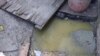 Derrame de aguas albañales en una vivienda de Arroyo Naranjo. (Tomado de Facebook de Yolanda Santana)