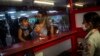 Viajeros procedentes de Cancún, México, hacen el chequeo de inmigración en el aeropuerto José Martí, de La Habana. (AP Photo/Ramon Espinosa)