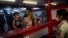 Viajeros procedentes de Cancún México hacen el chequeo de inmigración en el aeropuerto José Martí, de La Habana. (AP Photo/Ramon Espinosa)