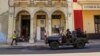La policía de las fuerzas especiales patrulla las calles de La Habana, el 21 de julio de 2021. (Foto AP / Eliana Aponte)