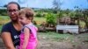 Daniela Rojo con su hija en brazos. (Captura de foto/Periodismo de Barrio)