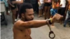 Maykel Castillo "El Osorbo", rapero y activista del Movimiento San Isidro, poco después de que sus vecinos impidieran su arresto. Posteriormente fue detenido y llevado a la prisión de Kilo 5 y Medio en Pinar del Río. Amnistía Internacional lo declaró preso de conciencia.