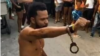 Maykel Osorbo, rapero y activista del Movimiento San Isidro, poco después de que sus vecinos impidieran su arresto.