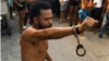 Maykel Osorbo, rapero y activista del Movimiento San Isidro, poco después de que sus vecinos impidieran su arresto.