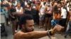 Maykel Osorbo, rapero y activista del Movimiento San Isidro, poco después de que sus vecinos impidieran su arresto en San Isidro, La Habana, el 4 de abril de 2021.