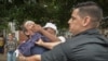 Lázaro Yuri Valle fue sometido por las autoridades en plena vía pública el 10 de diciembre de 2015, en una manifestación por el Día Internacional de los Derechos Humanos, que tuvo lugar en La Habana.