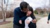 El excandidato presidencial nicaragüense, Felix Maradiaga, uno de los más de 200 prisioneros políticos liberados de Nicaragua, abraza a su hija, Alejandra, después de llegar a los Estados Unidos el 9 de febrero de 2023. (AP Photo/José Luis Magana).