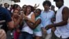 Agentes de civil reprimen a Iliana Hernández, periodista independiente y activista de la sociedad civil cubana.