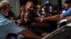 La policía detiene a un manifestante antigubernamental durante una protesta en La Habana, Cuba, el domingo 11 de julio de 2021.