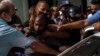 La policía detiene a un manifestante antigubernamental durante una protesta en La Habana, el domingo 11 de julio de 2021. (AP/Ramón Espinosa)