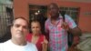 Adrián Curuneaux Stevens (derecha) junto a José Díaz Silva y su esposa, la Dama de Blanco Lourdes Esquivel.