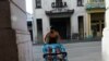 Una mujer lleva en coche a dos bebés por una calle de La Habana, que sigue siendo el epicentro de la pandemia en Cuba. REUTERS/Stringer