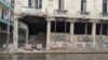 El edificio en la esquina de San Miguel y Belascoaín, con la señalización de acceso prohibido (Foto: 14ymedio).
