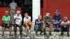 Un grupo de ancianos conversa en la puerta de una bodega en La Habana. (Archivo)