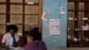 Una farmacia en la isla prácticamente sin medicamentos.
