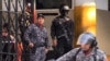 Fuerzas de seguridad vigilan la entrada del Helicoide, sede de los Servicios de Inteligencia Bolivarianos (Sebin) en Caracas. (Archivo)