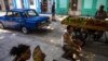 Un vendedor ambulante en La Habana, en julio de 2023. (AP Photo/Ramon Espinosa)