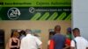 Fila en un cajero automático en La Habana para extraer efectivo. (Archivo/Yamil Lage/AFP)