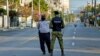 Oficiales de policía vigilan la entrada a un barrio del Vedado, en La Habana, cerrado por el coronavirus.