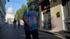 Un hombre camina por una calle de La Habana, el 24 de marzo, en medio de la crisis por el coronavirus en la isla.